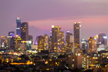 Bokeh ışıklar, ofis binası ve güzellik alacakaranlık gökyüzü gece bulanık