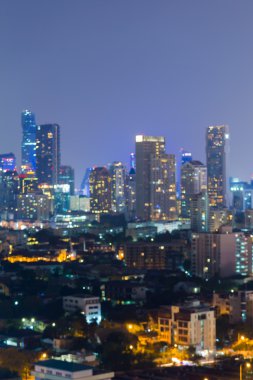 Bulanık bokeh ışıklar alacakaranlıkta, ofis binası gece görünümü