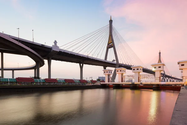 Suspension bridge over watergate — Stock Photo, Image