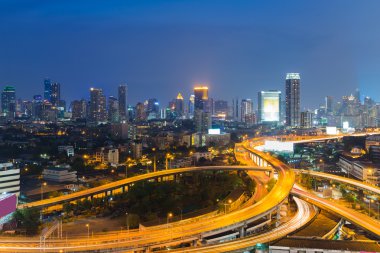 Şehir şehir arka plan ve karayolu arası bağlantı