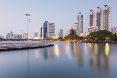 Ofis içinde bir şehir parkı yansıması 