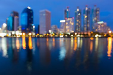 Bulanık ışıklar gece görünümü, alacakaranlıkta su yansıma yapı Şehir Ofisi