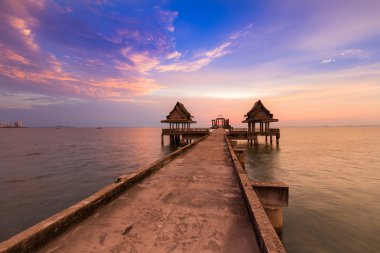Güzel gökyüzü arka plan ile deniz tapınakta terk