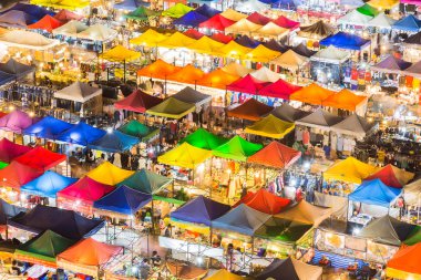 Birden çok renkli çatı gece pazarı
