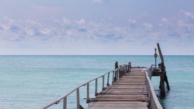 Denize lider bir ahşap tahta kaldırım