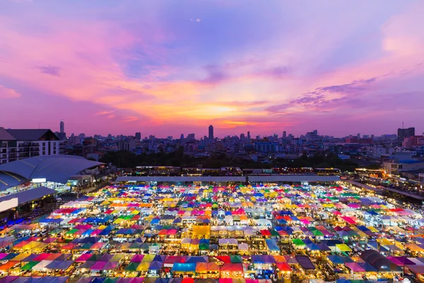 Вид с воздуха, впечатляющий фон неба после захода солнца на крыше ночного рынка — стоковое фото