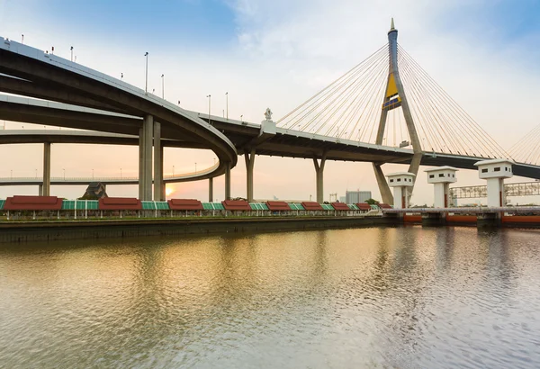Puente colgante conectado a la carretera curva — Foto de Stock