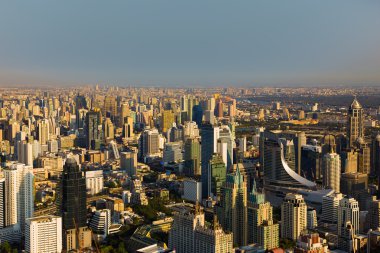 Havadan görünümü, manzarası ve mavi gökyüzü arka plan Bangkok ofis binası