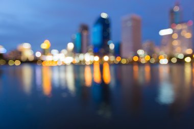 Bulanık Şehir Parkı içinde gece görünümü ve su yansıma ışıklar