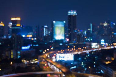 Alacakaranlık, soyut bulanık bokeh ışıklar, ofis binası ve karayolu gece görünümü