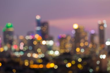 Işıklar şehir ofis binası alacakaranlık sırasında arka plan bulanık bulanık