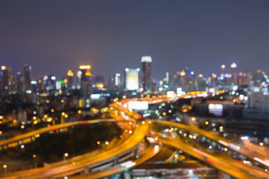 Bulanık bokeh otoyol kavşağı ve ofis binası arka plan, gece görünümü
