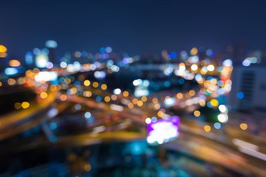 Alacakaranlık, soyut bulanık bokeh ışıklar, şehir şehir merkezinde ve otoyol kavşağı gece görünümü