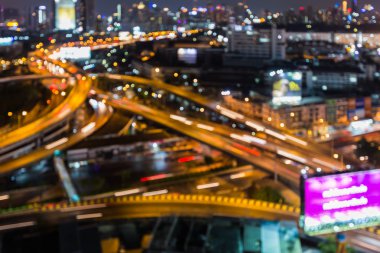 Bulanık ışıklar Kavşağı karayolu gece görünümü