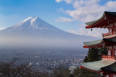 Mt. Fuji hava kırmızı Chureito Pagoda arkasından görüntülendi