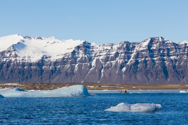 Arka plan Jakulsalon lagün dağ kar ile kaplı