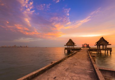 Deniz, güneş battıktan sonra doğal manzarası arka plan giden yolu yürüyüş