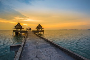 Deniz tapınakta doğal manzarası ile önde gelen yolu yürüyüş 