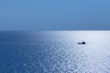 Okyanusta yalnız balıkçı teknesi