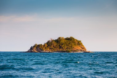 Lonely Island üzerinde okyanus manzarası