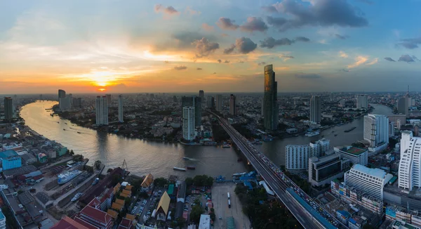 Vue aérienne magnifique Bangkok rivière incurvée pendant le coucher du soleil — Photo
