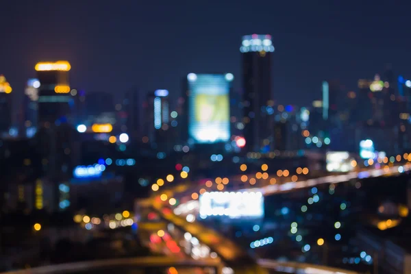Gece bokeh ışıklar, Şehir Ofisi şehir merkezinde alacakaranlıkta bulanık. — Stok fotoğraf