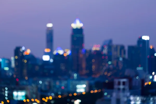 Résumé flou bokeh lumières vue de nuit, immeuble de bureaux — Photo