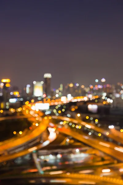 Soyut bokeh ışıklar bulanık, şehir şehir arka plan ve otoyol deyimleri, gece görünümü — Stok fotoğraf