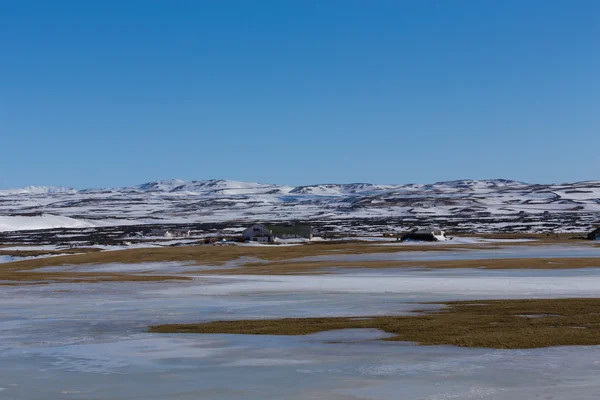 Paisaje natural de invierno con fondo de montaña — Foto de Stock