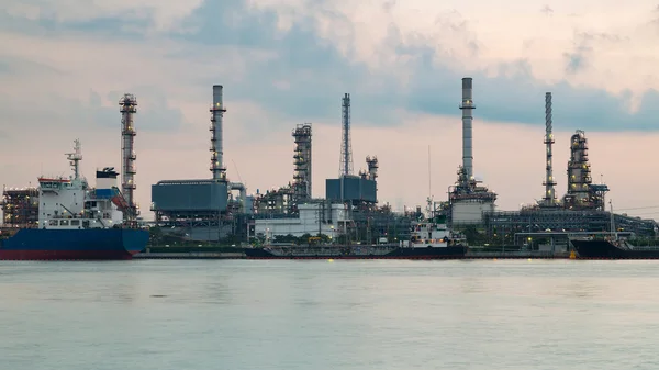 Oil refinery riverfront — Stock Photo, Image