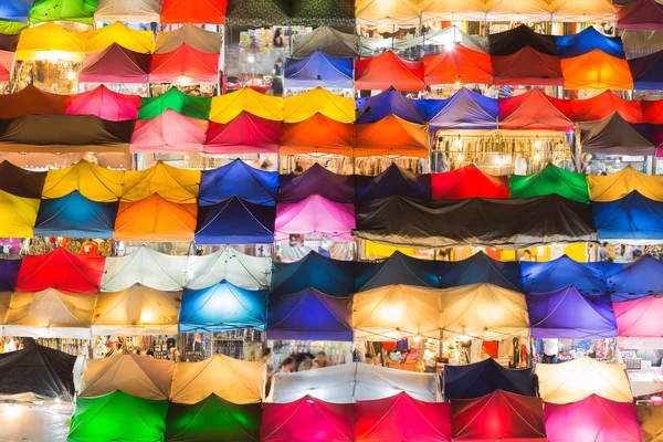 Múltiples colores fin de semana mercado cercano — Foto de Stock