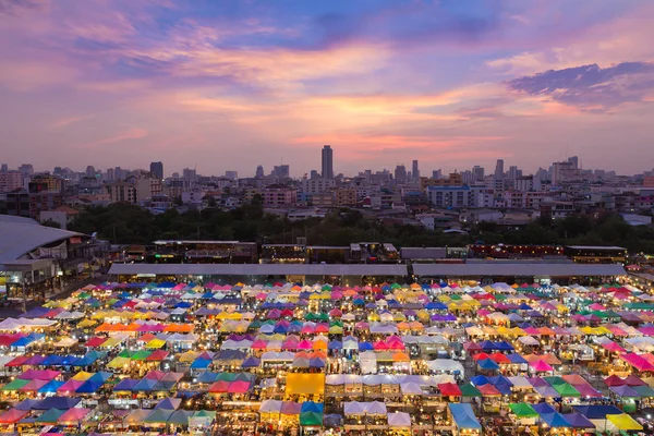 Luchtfoto voor nacht rommelmarkt, met stad centrum achtergrond — Stockfoto