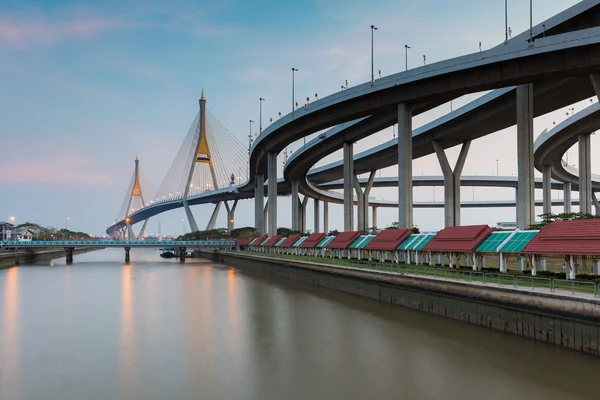 Autostrada intersezione connettersi al ponte sospeso — Foto Stock