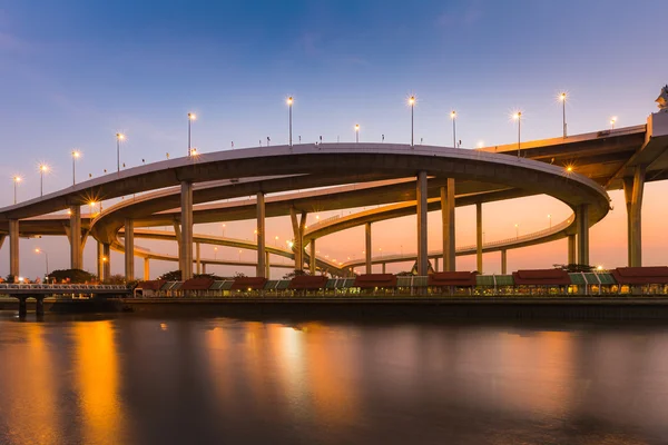 Round highway intersection cross connect, waterfront during twilight — Stock Photo, Image