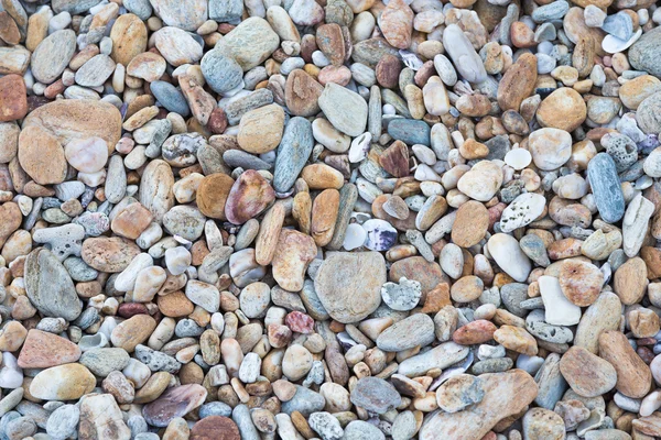 Круглый камень на природном пляже — стоковое фото