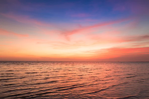 Schöner Himmel über dem Ozean bei Sonnenuntergang — Stockfoto