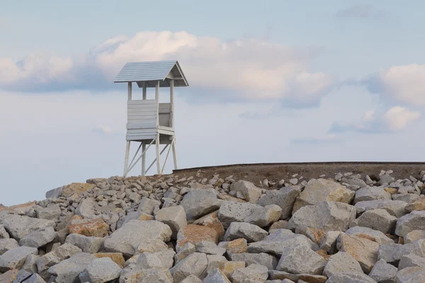 Badmeester station over rotsachtige weg — Stockfoto