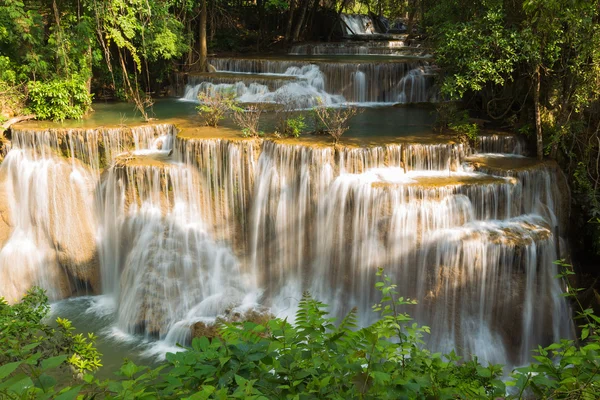 Cascade naturelle, dans le parc national de la forêt profonde — Photo