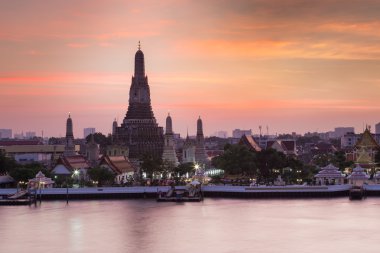 Arun Tapınağı Bangkok ana nehir ve güzel gökyüzü arka plan ile