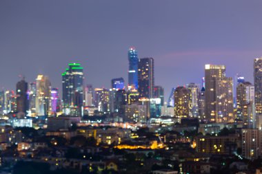 Soyut bulanık ışıklar arka plan, ofis binası ile alacakaranlık gökyüzü arka plan