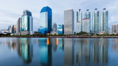 Yansıma üzerinde şehir ofis binası