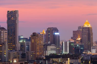 Ofis Binası ve şehir merkezinde güzel gökyüzü arka plan ile iş