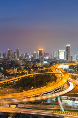 Gece çekimi, otoyol kavşağı ve şehir şehir 