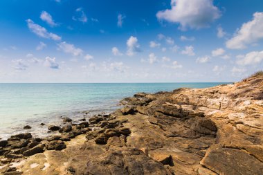 Kayalık sahil sahil boyunca