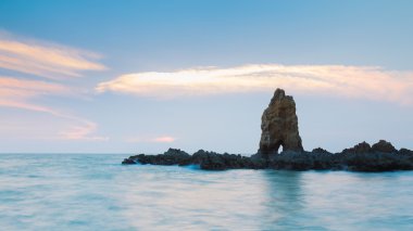 Deniz ve gökyüzü ile kayalık sahil, doğal peyzaj arka plan üzerinde