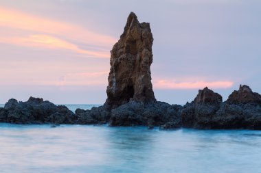 Kayalık sahil üzerinde
