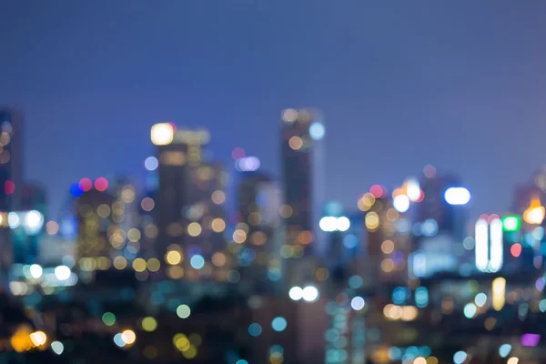 Luz borrosa ciudad y edificio de oficinas vista nocturna —  Fotos de Stock