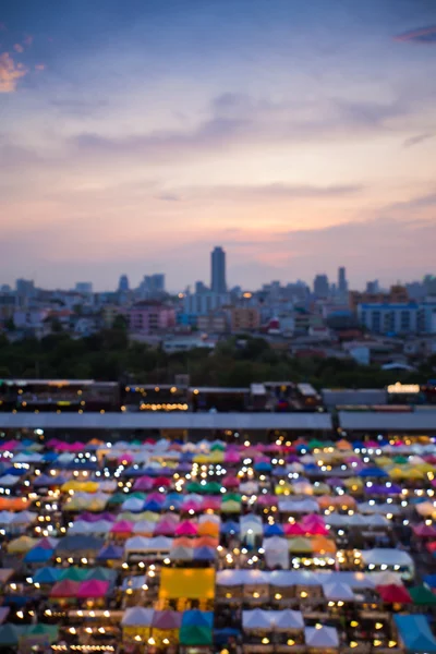 Абстрактный размытый вид на ночной рынок и центр города — стоковое фото