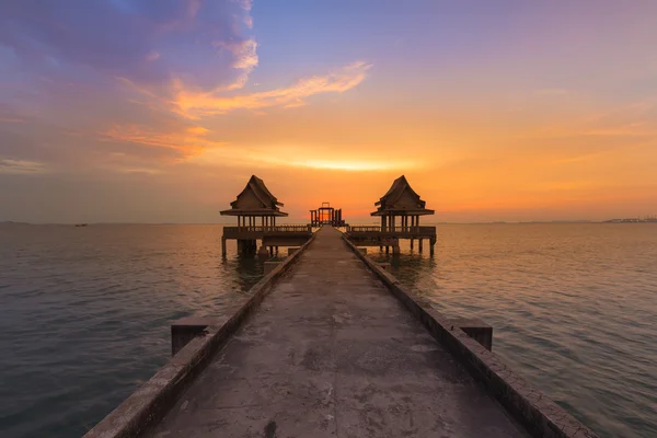 Porzucić świątynię w oceanie, z tle piękne niebo po zachodzie słońca — Zdjęcie stockowe