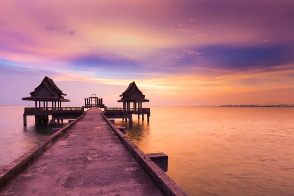 Jalan berjalan menuju meninggalkan kuil di laut dengan langit dramatis — Stok Foto